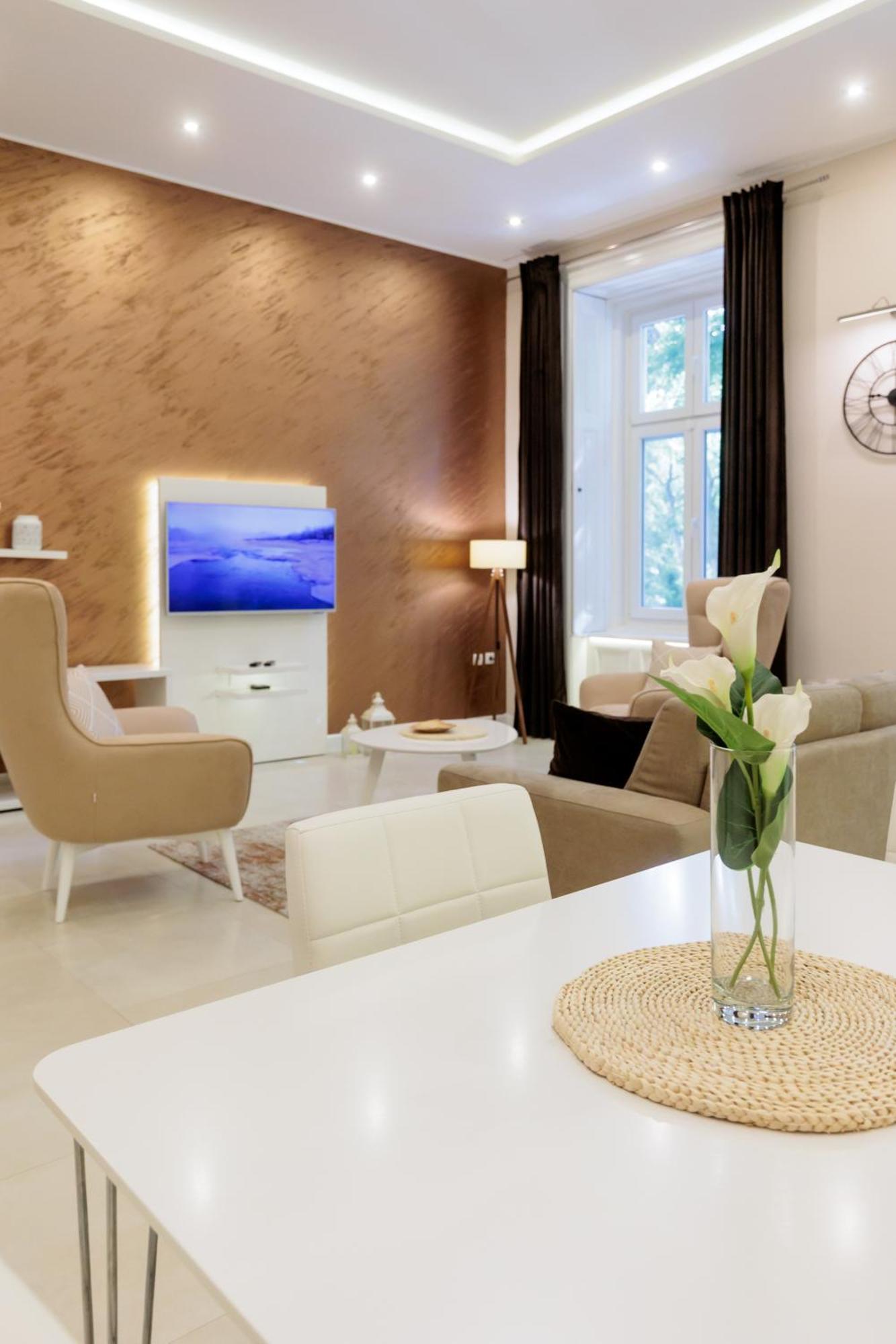 Apartman Mirakul 苏博蒂察 外观 照片